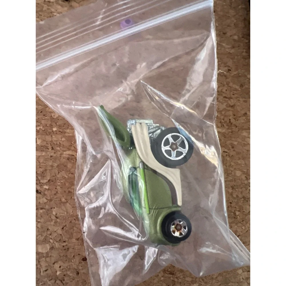 Hot Wheels Star Wars Yoda Character Car‎ 1:64 Green Good Condition 2014 Mattel
